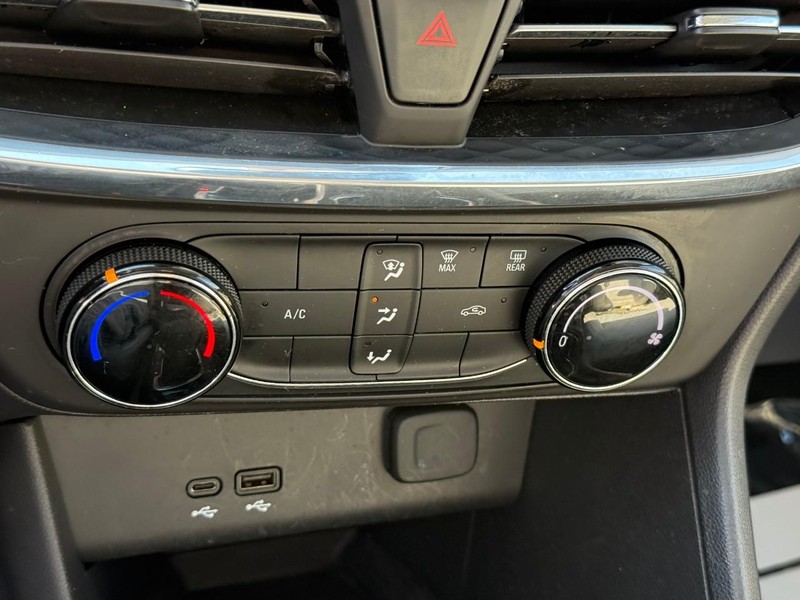 Buick Encore GX Vehicle Full-screen Gallery Image 22