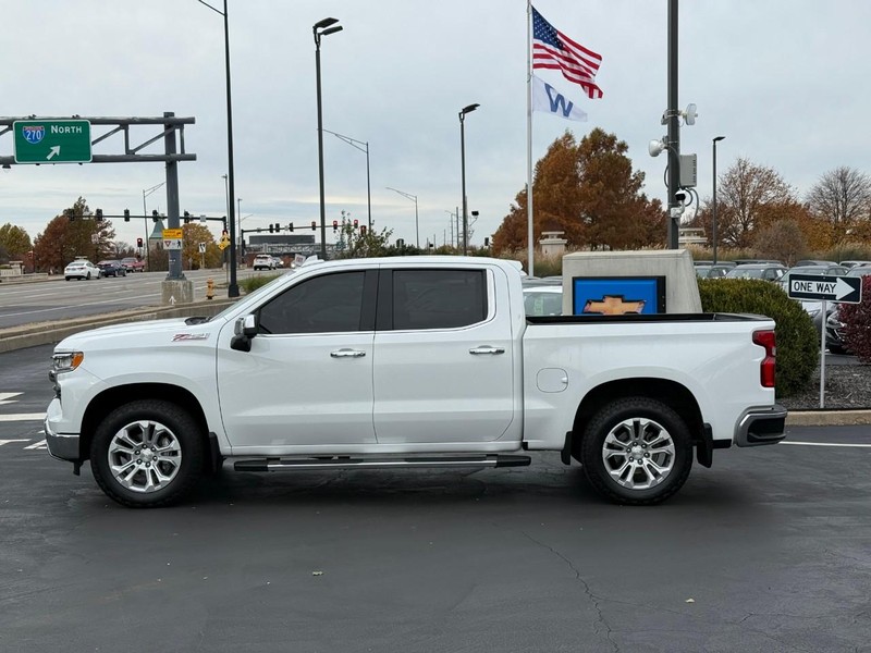 Chevrolet Silverado 1500 Vehicle Full-screen Gallery Image 2