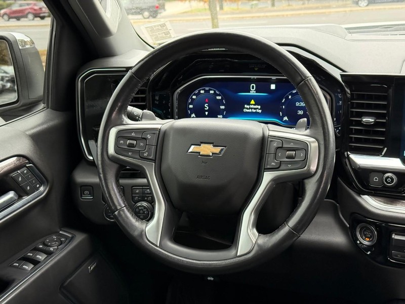 Chevrolet Silverado 1500 Vehicle Full-screen Gallery Image 13