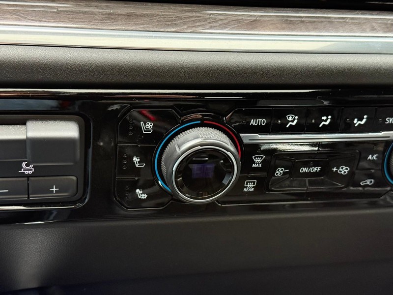 Chevrolet Silverado 1500 Vehicle Full-screen Gallery Image 24