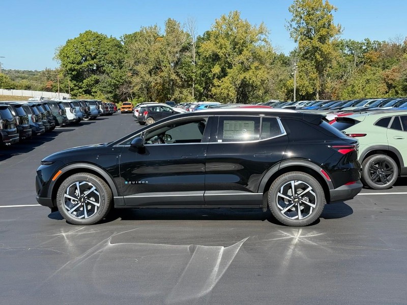 Chevrolet Equinox EV Vehicle Full-screen Gallery Image 2