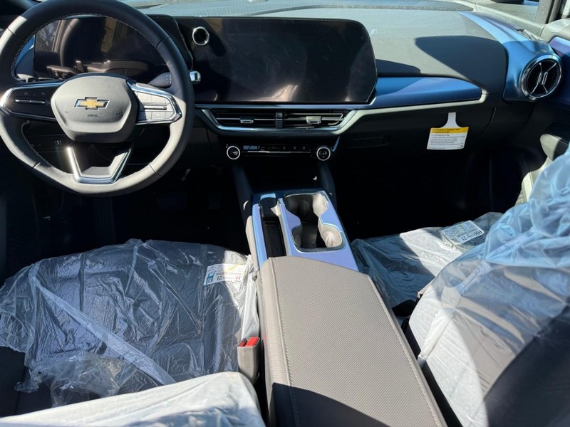 Chevrolet Equinox EV Vehicle Full-screen Gallery Image 6