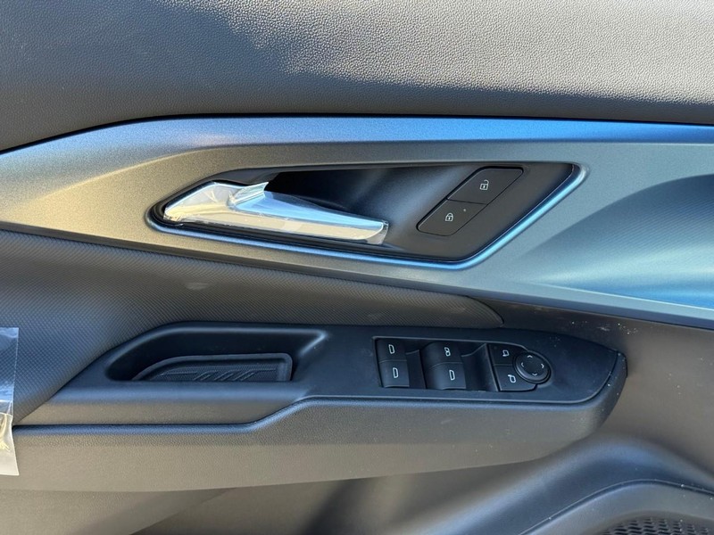 Chevrolet Equinox EV Vehicle Full-screen Gallery Image 10