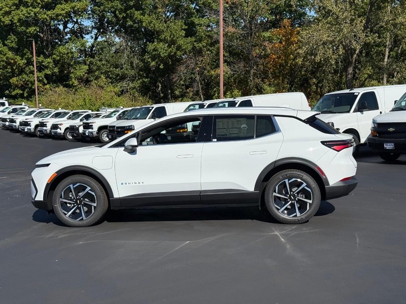 Chevrolet Equinox EV Vehicle Full-screen Gallery Image 2