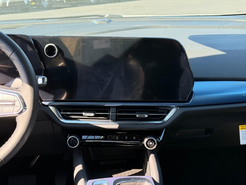 Chevrolet Equinox EV Vehicle Full-screen Gallery Image 8