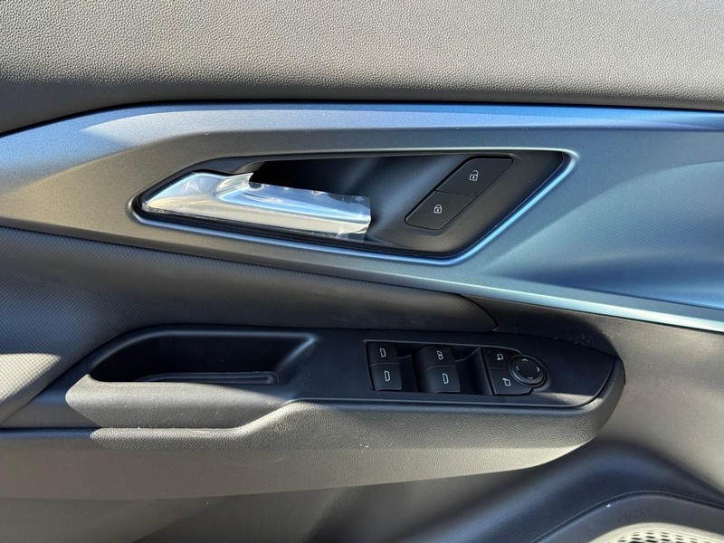 Chevrolet Equinox EV Vehicle Full-screen Gallery Image 10