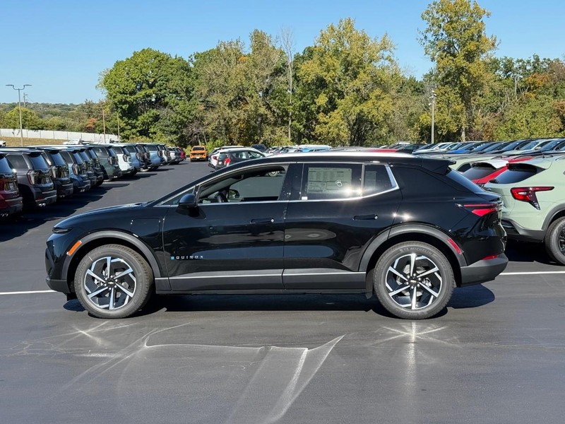 Chevrolet Equinox EV Vehicle Full-screen Gallery Image 2
