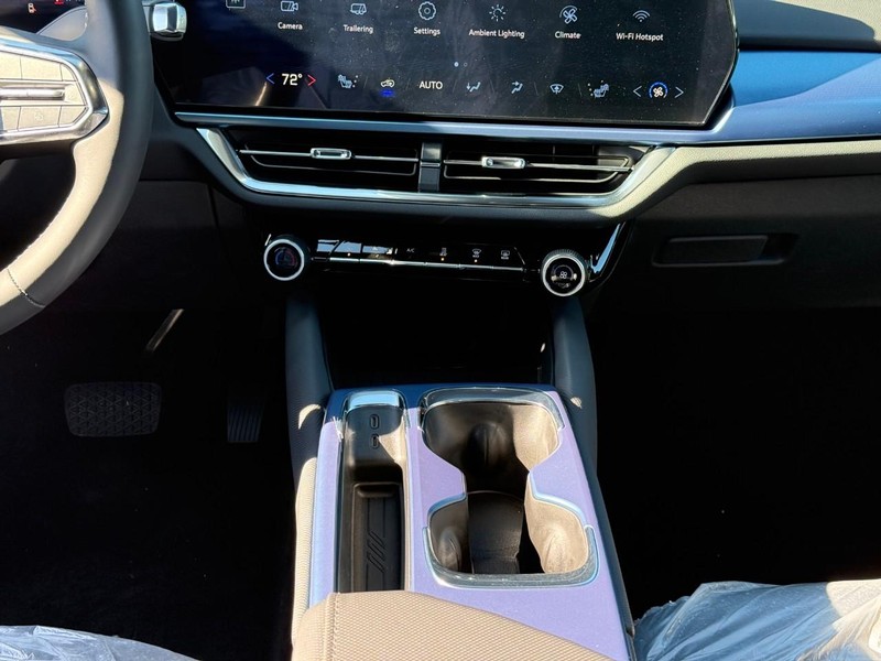 Chevrolet Equinox EV Vehicle Full-screen Gallery Image 9