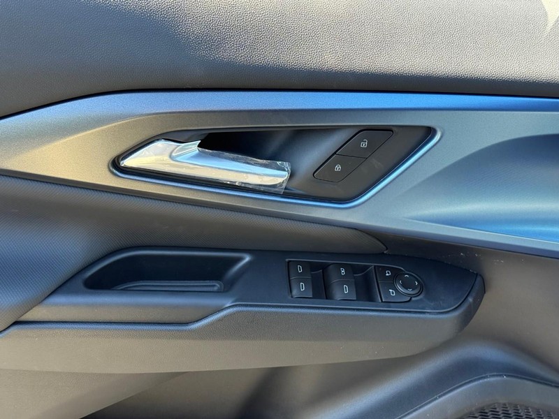 Chevrolet Equinox EV Vehicle Full-screen Gallery Image 10