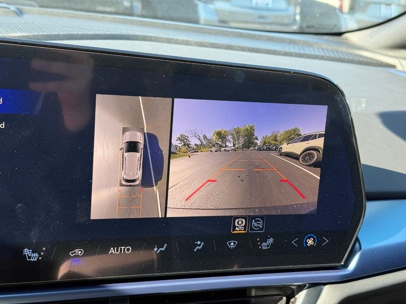 Chevrolet Equinox EV Vehicle Full-screen Gallery Image 14