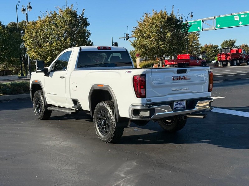 GMC Sierra 3500HD Vehicle Full-screen Gallery Image 3