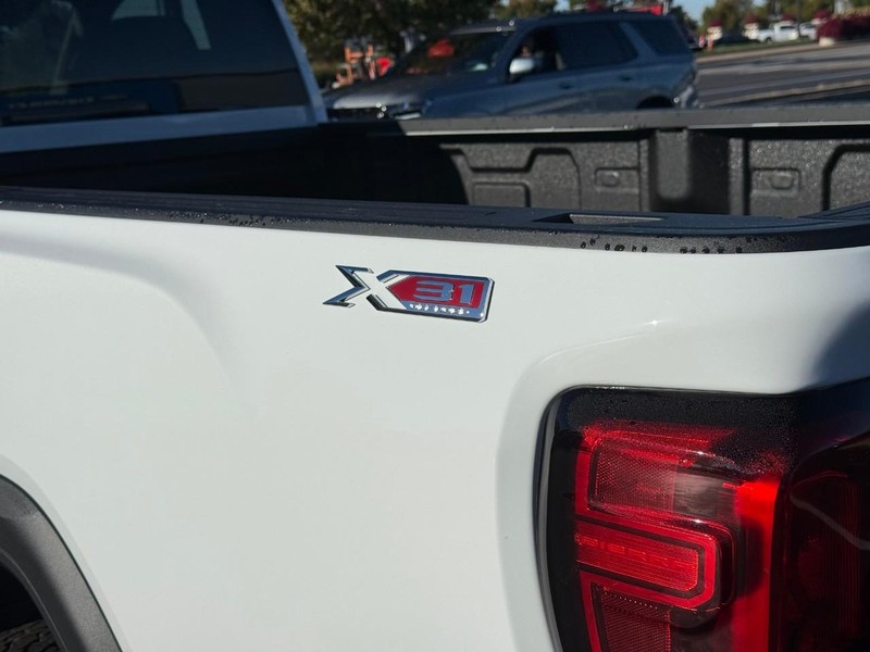 GMC Sierra 3500HD Vehicle Full-screen Gallery Image 5