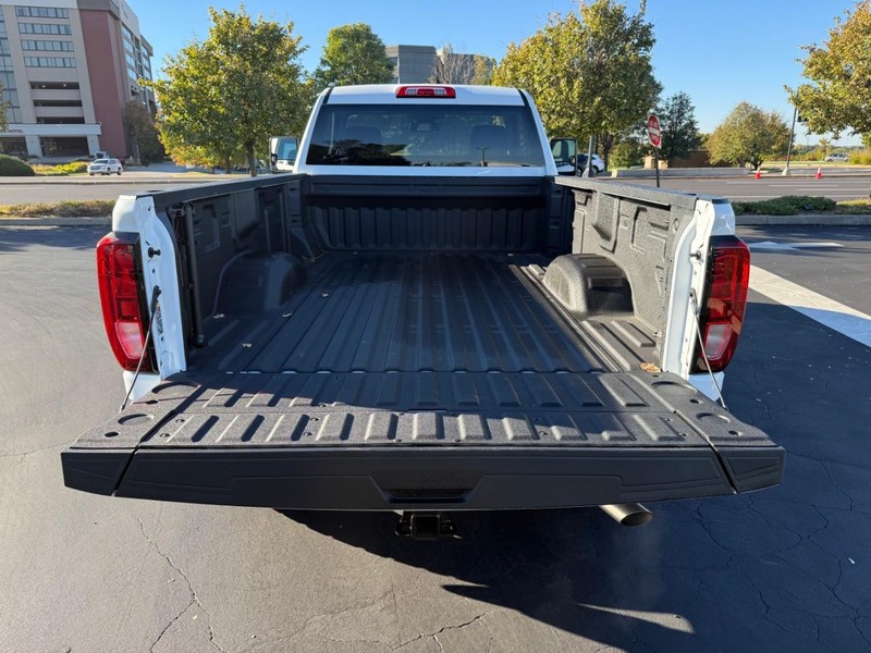 GMC Sierra 3500HD Vehicle Full-screen Gallery Image 6