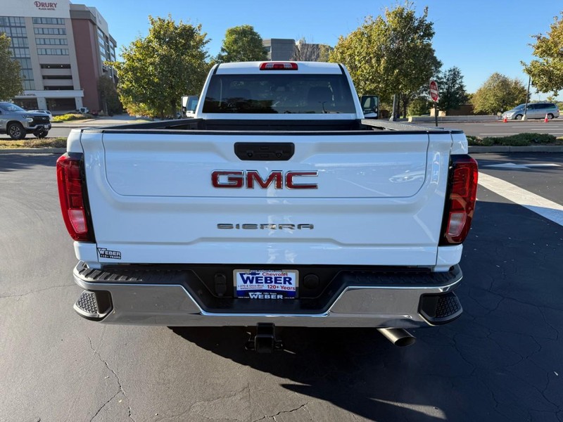 GMC Sierra 3500HD Vehicle Full-screen Gallery Image 7