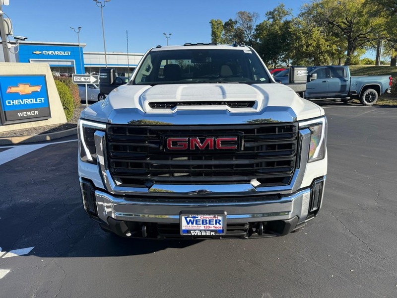 GMC Sierra 3500HD Vehicle Full-screen Gallery Image 10