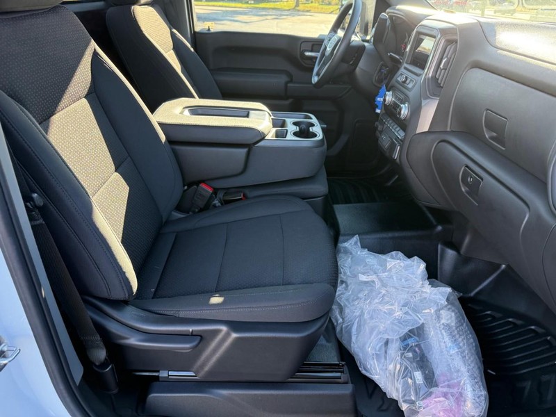 GMC Sierra 3500HD Vehicle Full-screen Gallery Image 11