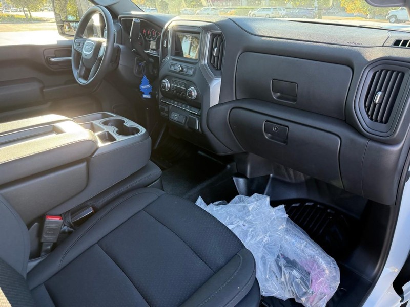 GMC Sierra 3500HD Vehicle Full-screen Gallery Image 12