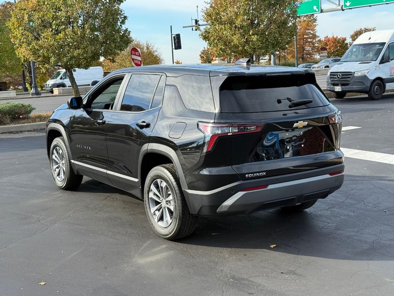 Chevrolet Equinox Vehicle Full-screen Gallery Image 3