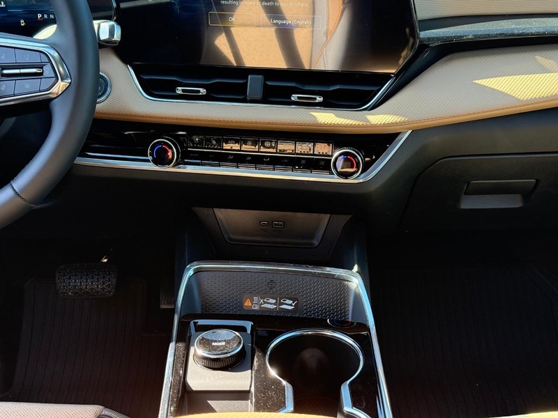 Chevrolet Equinox Vehicle Full-screen Gallery Image 9