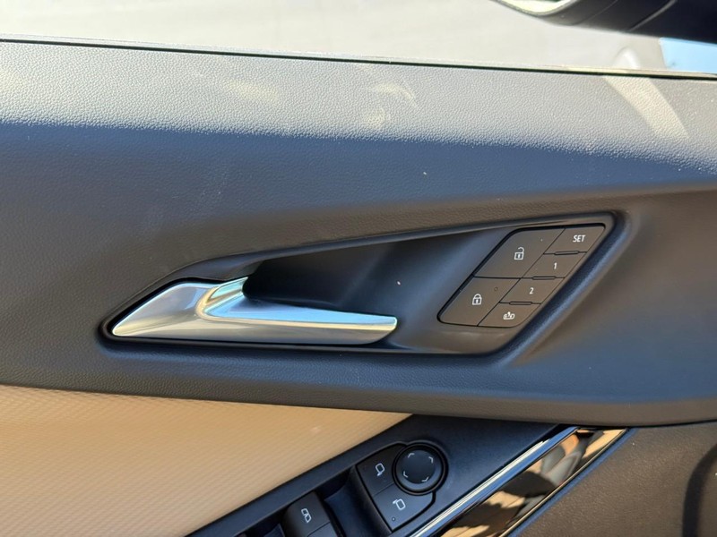 Chevrolet Equinox Vehicle Full-screen Gallery Image 11