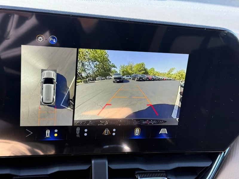 Chevrolet Equinox Vehicle Full-screen Gallery Image 17