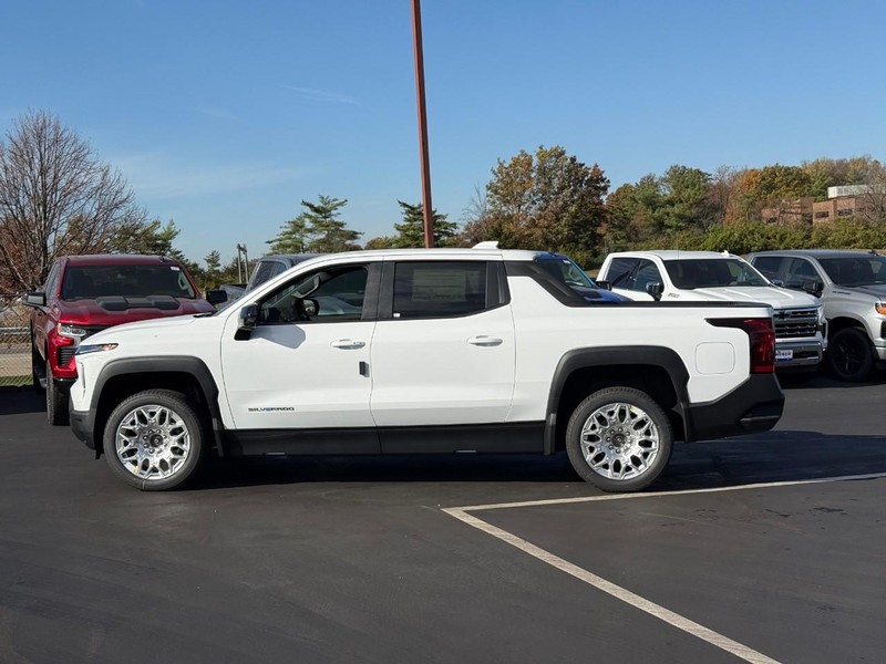 Chevrolet Silverado EV Vehicle Full-screen Gallery Image 2