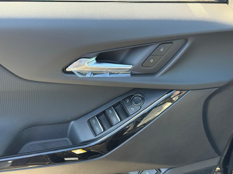 Chevrolet Equinox Vehicle Full-screen Gallery Image 10