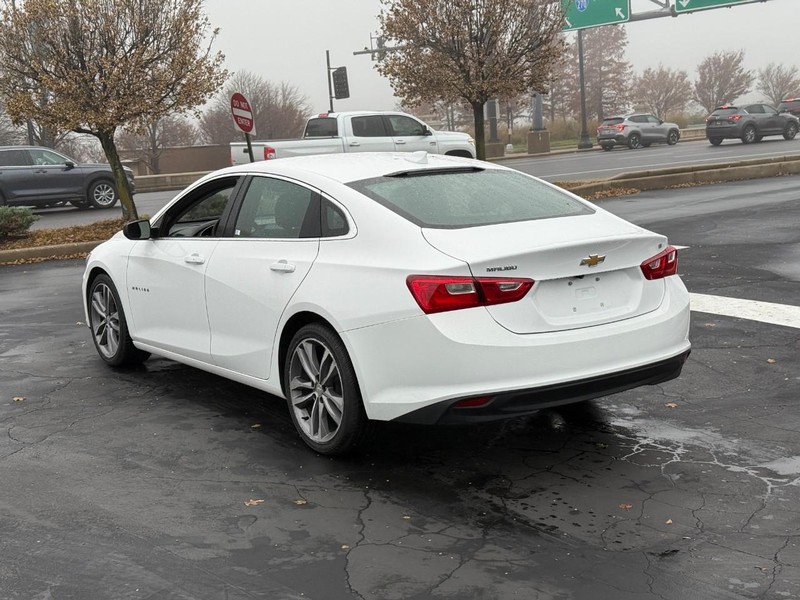 Chevrolet Malibu Vehicle Full-screen Gallery Image 3