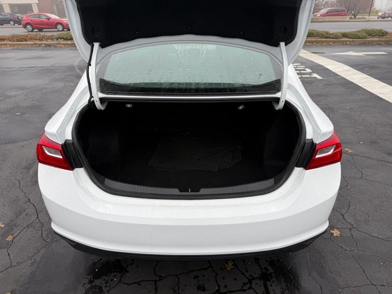 Chevrolet Malibu Vehicle Full-screen Gallery Image 5