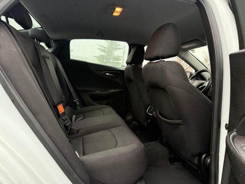 Chevrolet Malibu Vehicle Full-screen Gallery Image 10