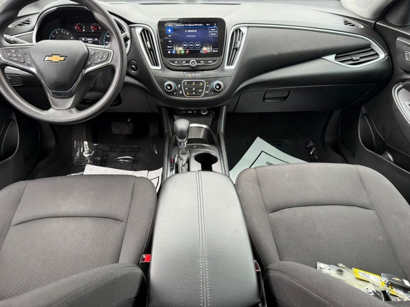Chevrolet Malibu Vehicle Full-screen Gallery Image 11
