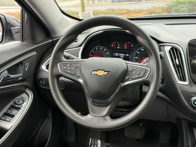 Chevrolet Malibu Vehicle Full-screen Gallery Image 12