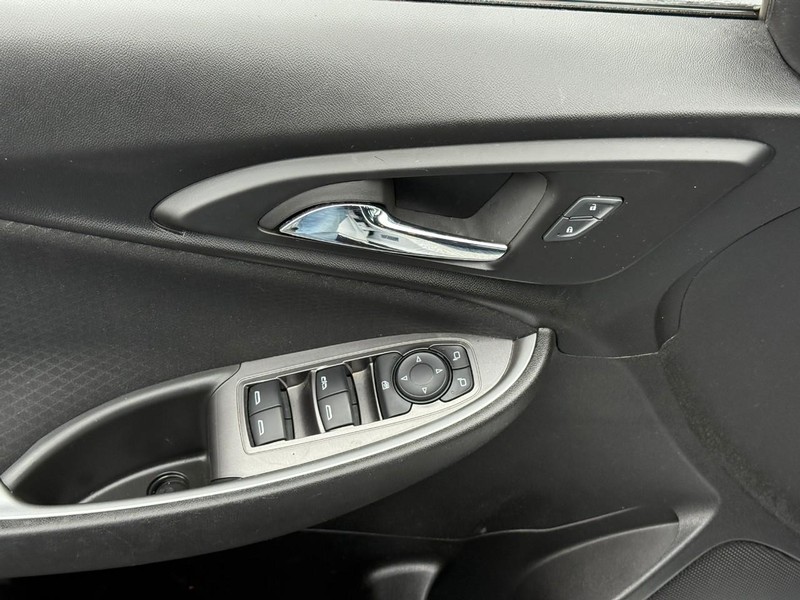 Chevrolet Malibu Vehicle Full-screen Gallery Image 15