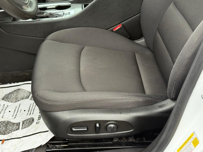 Chevrolet Malibu Vehicle Full-screen Gallery Image 16