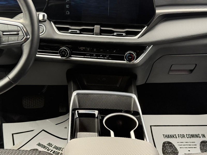 Chevrolet Equinox Vehicle Full-screen Gallery Image 15