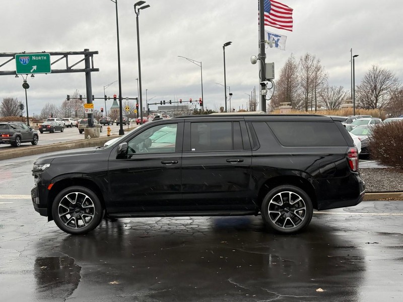 Chevrolet Suburban Vehicle Full-screen Gallery Image 2