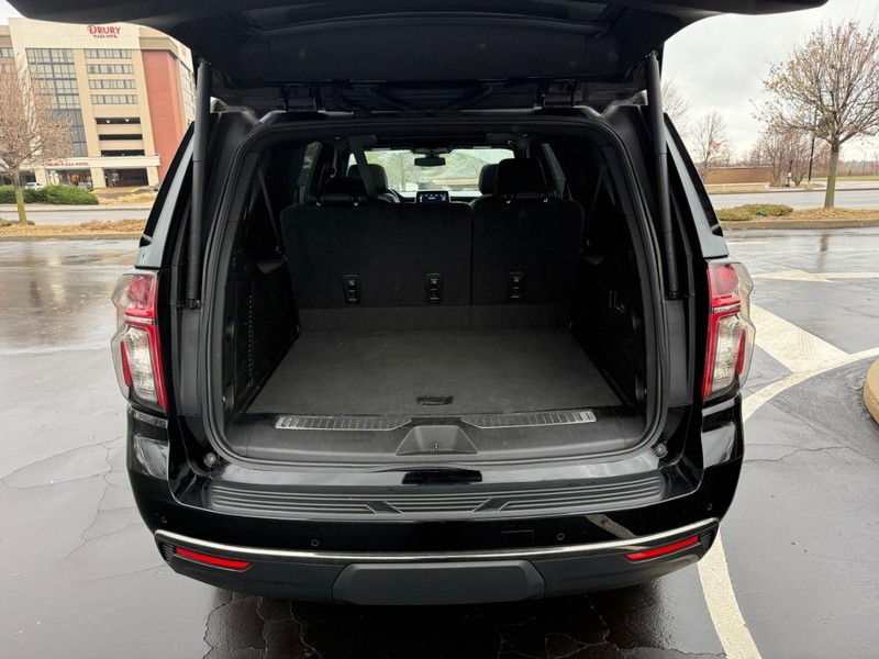 Chevrolet Suburban Vehicle Full-screen Gallery Image 5