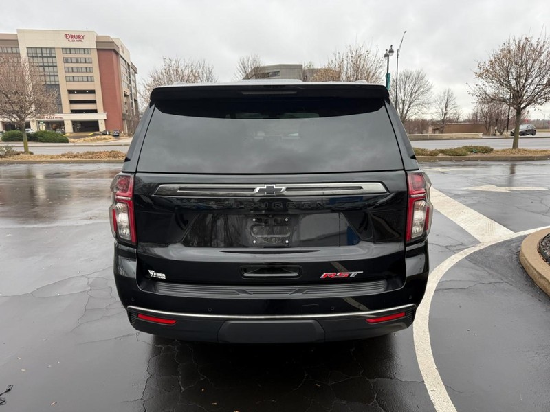 Chevrolet Suburban Vehicle Full-screen Gallery Image 6