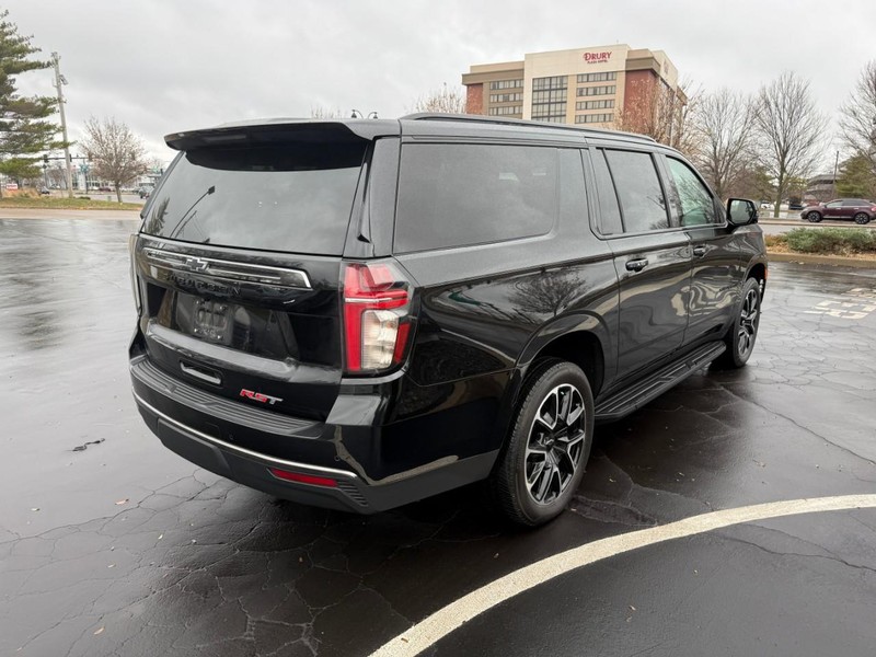 Chevrolet Suburban Vehicle Full-screen Gallery Image 7