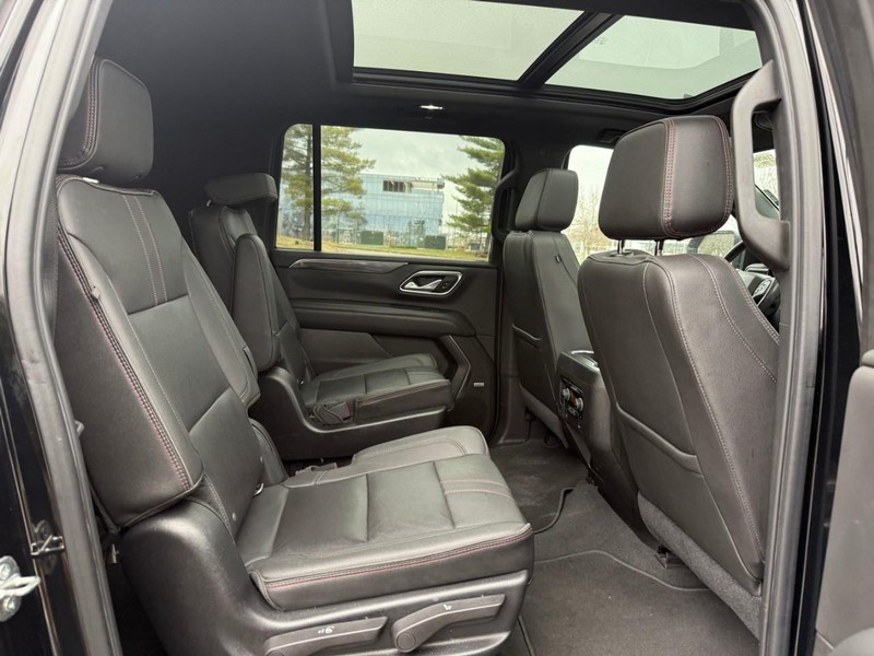 Chevrolet Suburban Vehicle Full-screen Gallery Image 10