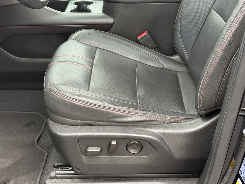 Chevrolet Suburban Vehicle Full-screen Gallery Image 17