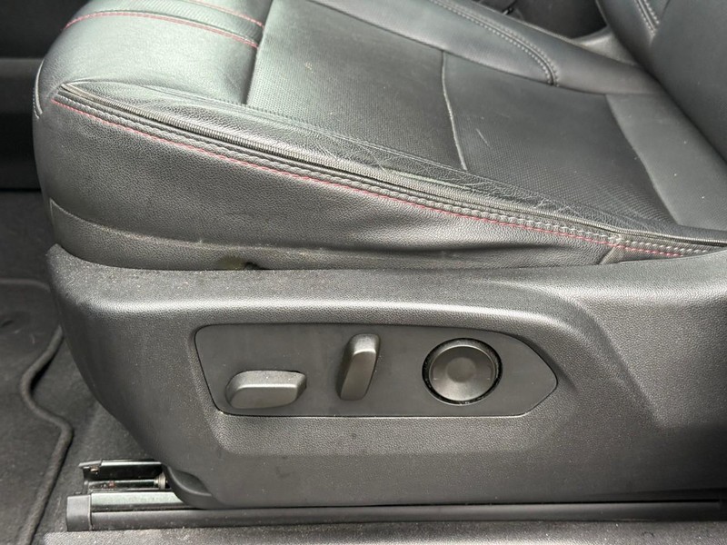 Chevrolet Suburban Vehicle Full-screen Gallery Image 18