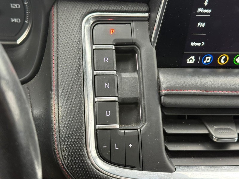 Chevrolet Suburban Vehicle Full-screen Gallery Image 22