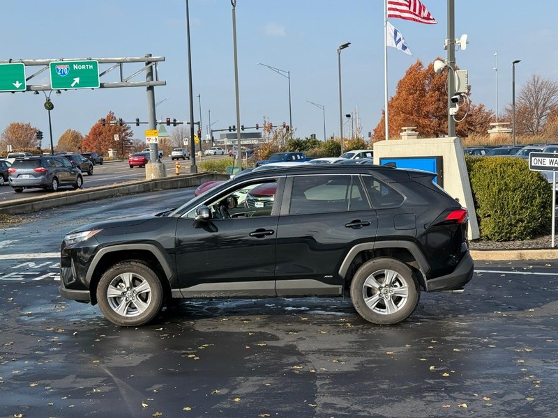 Toyota RAV4 Vehicle Full-screen Gallery Image 2