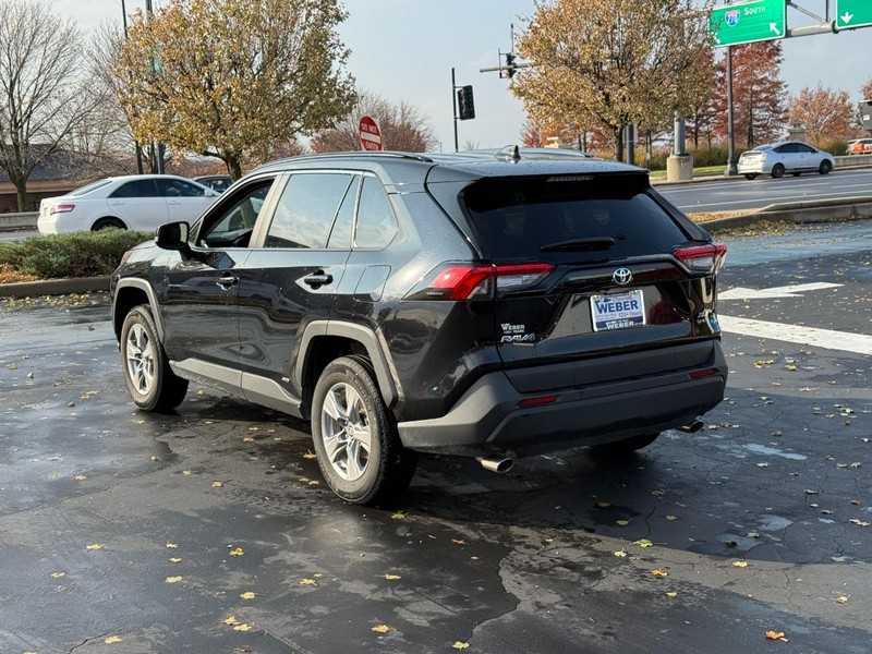 Toyota RAV4 Vehicle Full-screen Gallery Image 3
