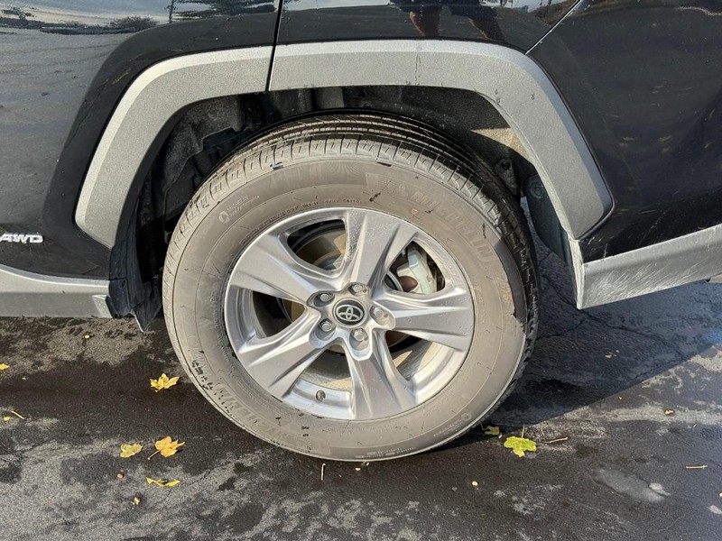 Toyota RAV4 Vehicle Full-screen Gallery Image 4