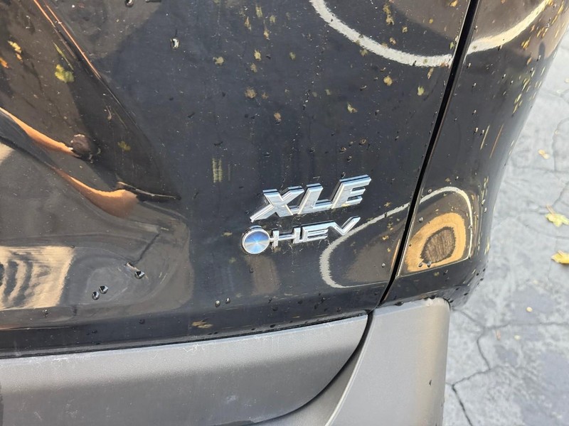 Toyota RAV4 Vehicle Full-screen Gallery Image 5