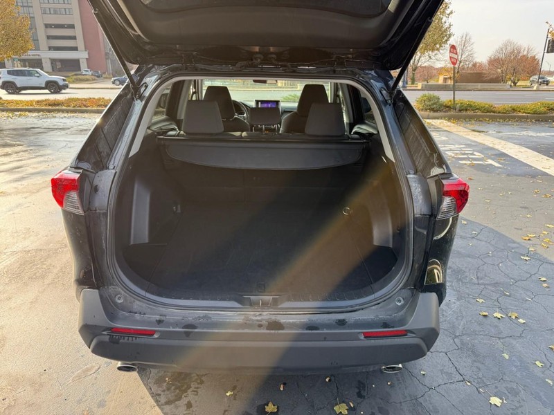 Toyota RAV4 Vehicle Full-screen Gallery Image 6