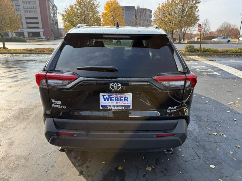 Toyota RAV4 Vehicle Full-screen Gallery Image 7