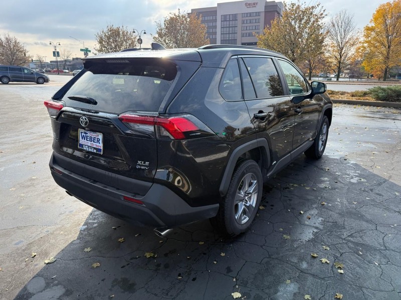 Toyota RAV4 Vehicle Full-screen Gallery Image 8